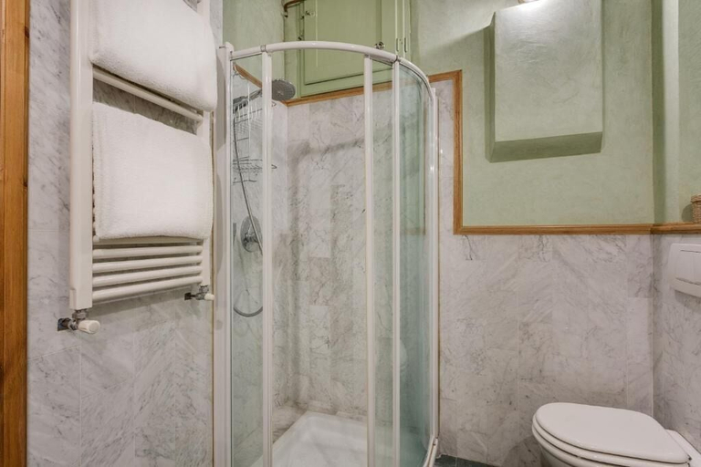 Bathroom 5, Cavour 10, Florence