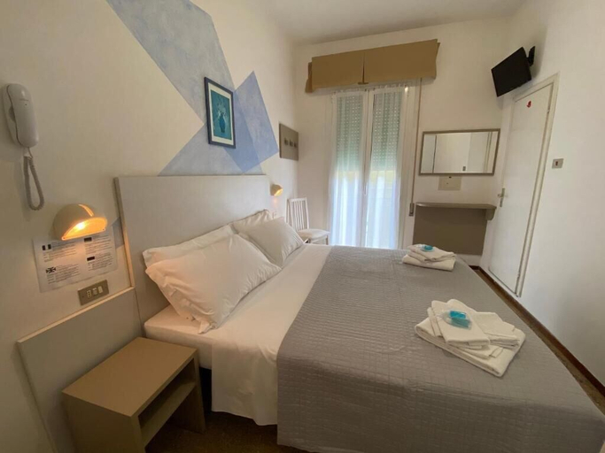 Bedroom 3, Hotel Alevon, Rimini