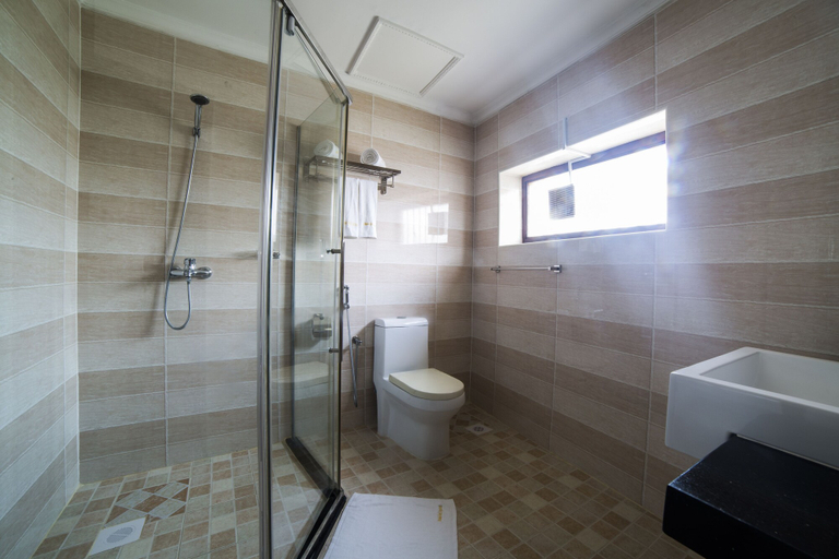 Bathroom 5, Antonio Garden Hotel, Mjini