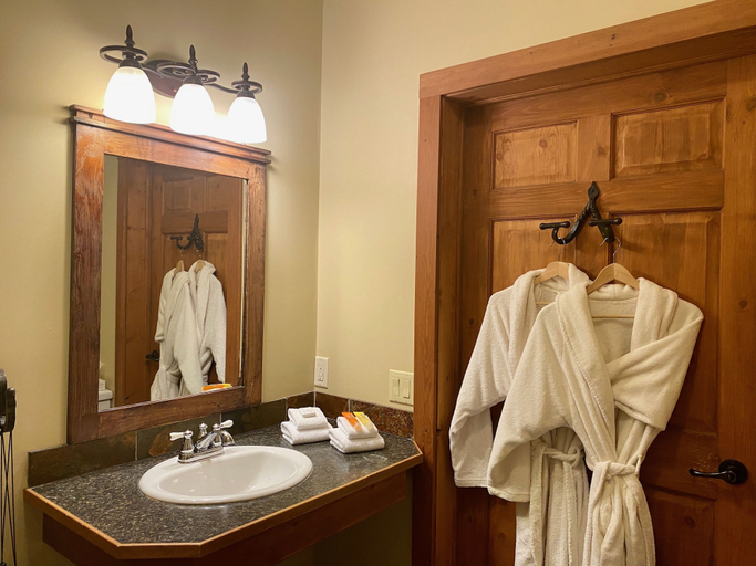 Bathroom, Winston Lodge, Columbia-Shuswap