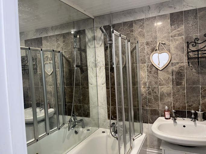 Bathroom 3, Immaculate 1-bed Apartment in London, London