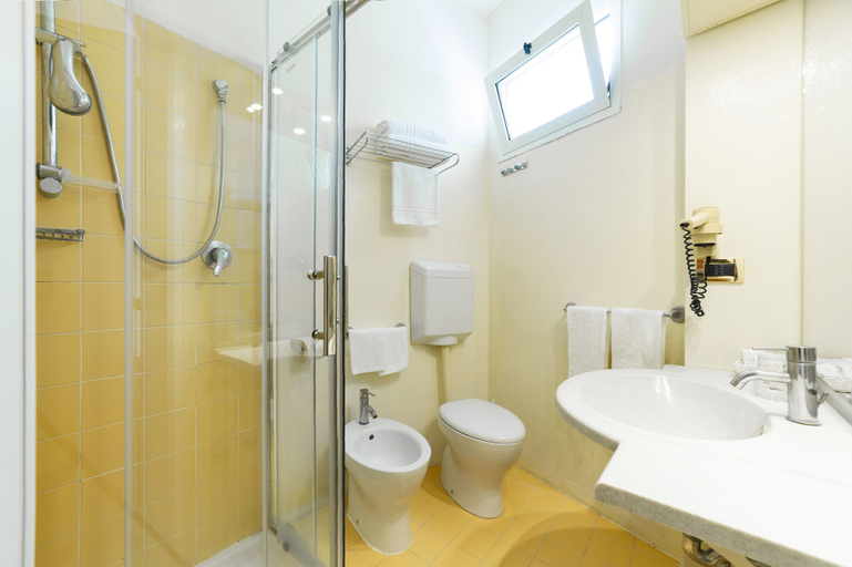 Bathroom 5, Kursaal, Rimini