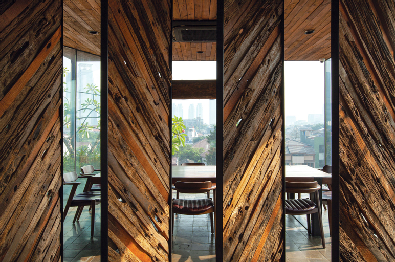 Exterior & Views 16
