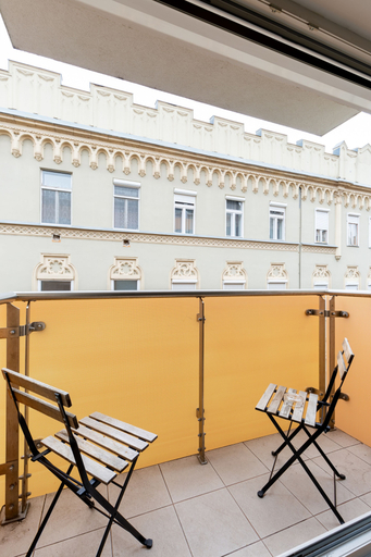 Others 5, SWU Broadway, Budapesti