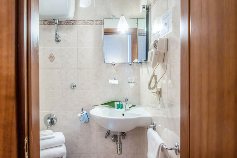 Bathroom 4, Hotel Martelli, Florence