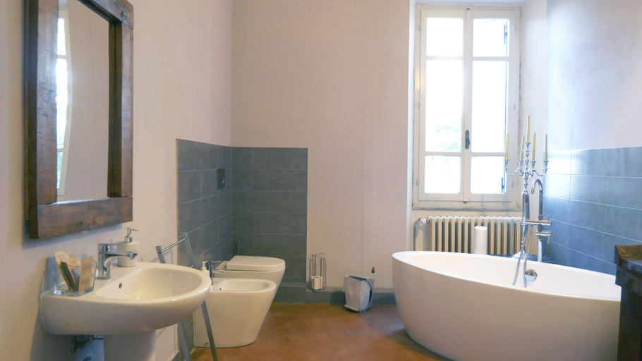 Bathroom 5, Bresbot, Pavia