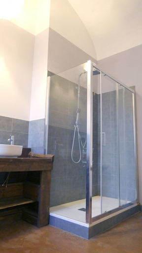 Bathroom 5, Bresbot, Pavia