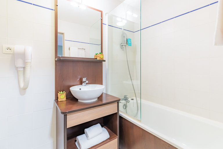 Bathroom 4, Appart'City Classic  Angoulême Centre, Charente