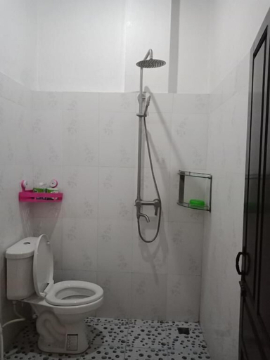 Bathroom 2, Chitlatda Guesthouse, Luang Prabang