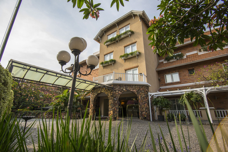 Exterior & Views