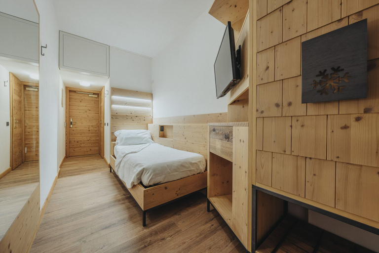 Bedroom 3, Hotel Olimpia, Belluno
