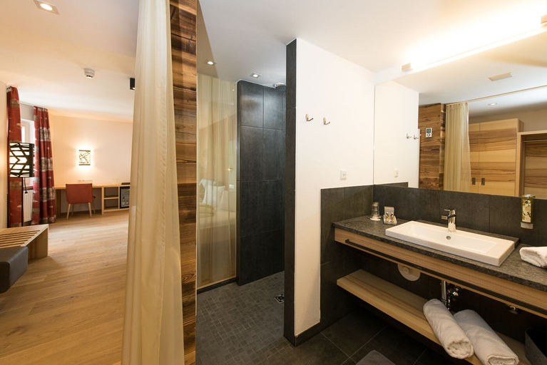 Bathroom 5, Der Löwe - LEBE FREI, Zell am See