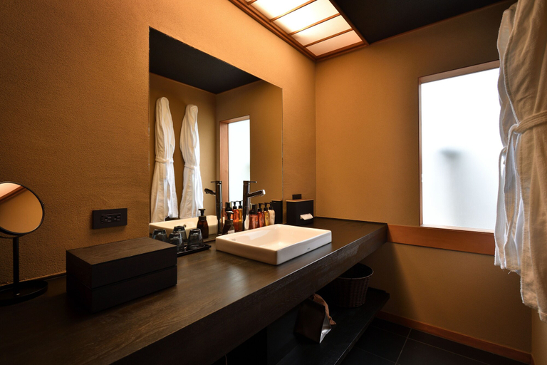 Bathroom 5, oninosumika, Izu