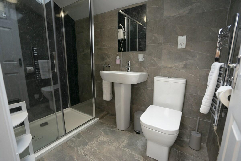 Bathroom 3, The Den - KING BED *5 min walk to City Centre*, Cambridgeshire
