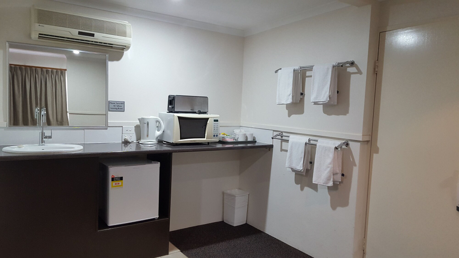 Others 5, The Commercial Hotel Motel, Chinchilla