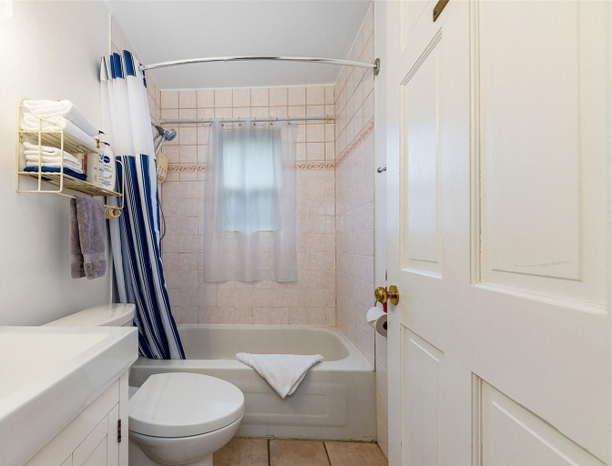 Bathroom 4, Salty Towers Oceanfront Cottages, Capital