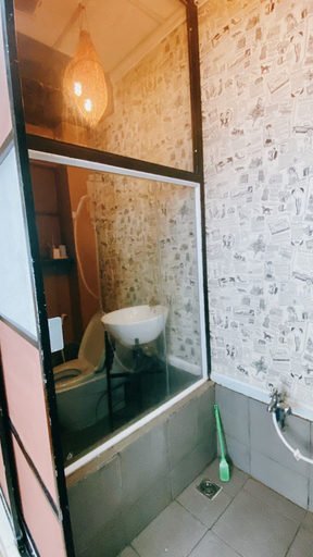 Bathroom 4, Happy Chubby, District 5