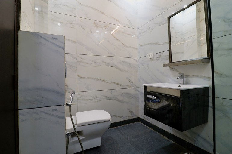 Bathroom, Fabhotel The Royal Oak, Gurgaon