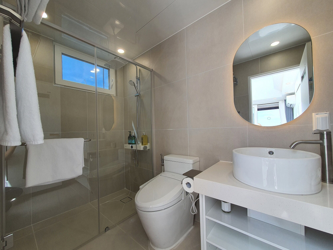 Bathroom 3, Mr. Slow, Goseong