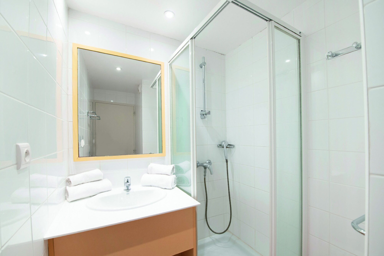 Bathroom 3, SOWELL Family Le Grau du Roi, Gard