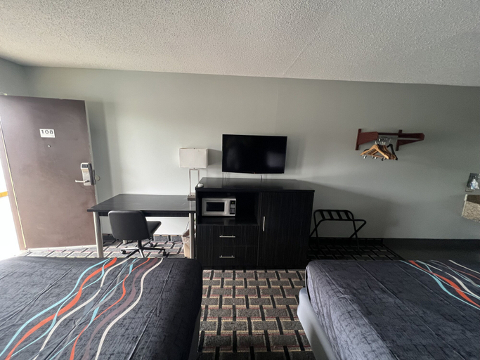 Others 5, Executive Inn, Mitchell