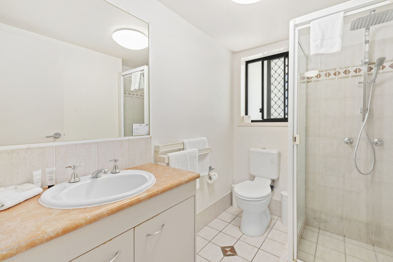 Bathroom 5, Island Beach Resort, Gold Coast