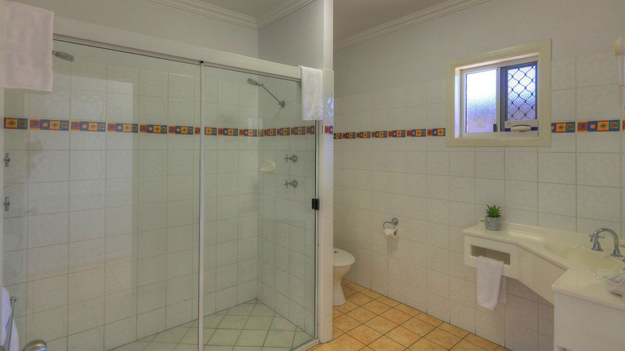 Bathroom 3, Heritage Lodge Motel, Charters Towers
