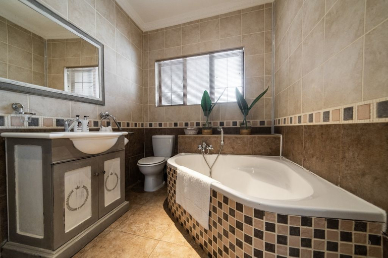 Bathroom 3, Solo Gracia Guest House, Mangaung