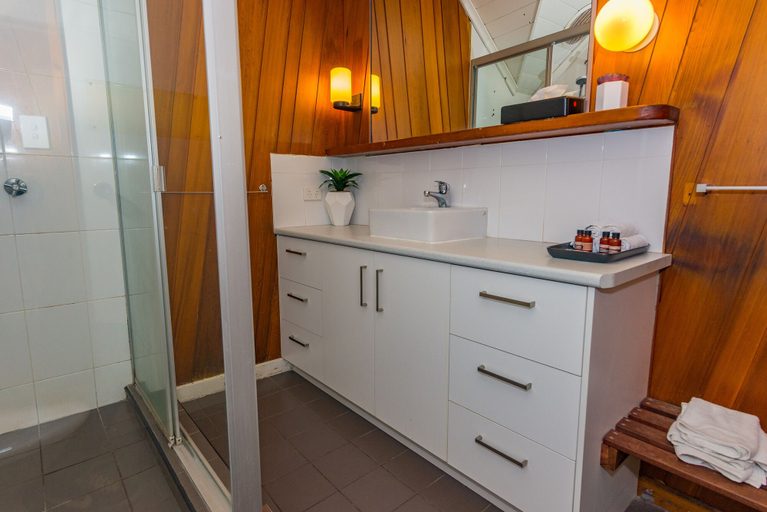 Bathroom 3, Aquarius Backpacker Resort, Byron