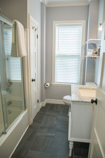 Bathroom 4, Georgestown Inn, Division No. 1