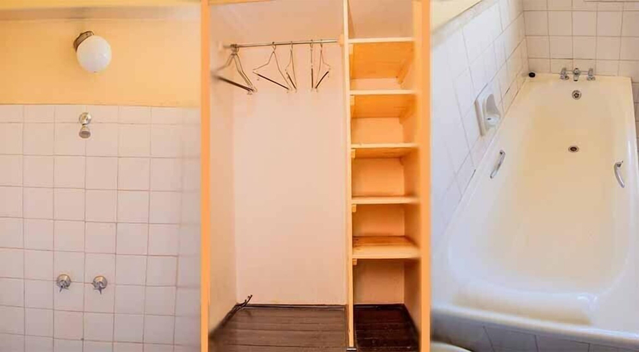 Bathroom 2, The Grey's Inn, Bulawayo