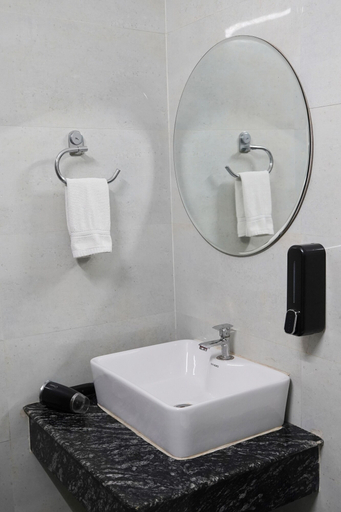 Bathroom 4, Gallivanto Inn, Delhi