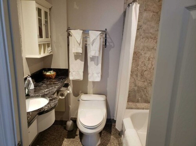 Bathroom 5, Parc Suites Hotel, Montréal