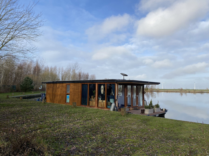 Property grounds 4, Houseboat - Sleeps 2 & Free Parking, Loenen