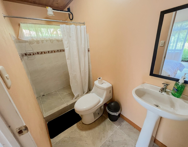 Bathroom 3, Hacienda La Lucha, León Cortés