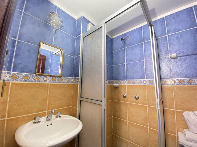 Bathroom 3, Incas Room Hostal, Pedro Domingo Murillo