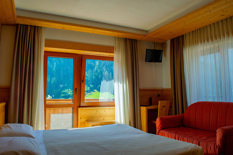 Bedroom 3, Hotel Serena - Tre Cime Views, Belluno