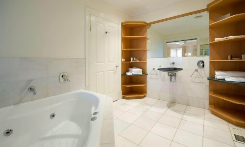 Bathroom, Lakeside Suites 2, Hepburn - East