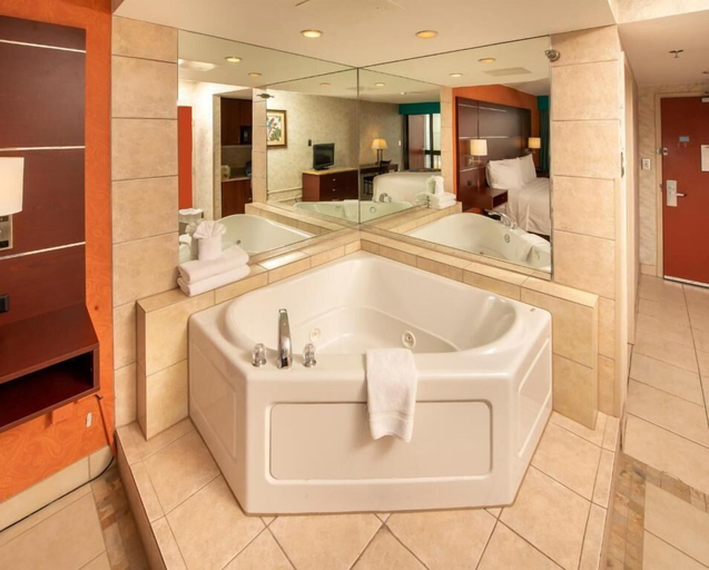 Bathroom 3, Breakers Resort Inn, Virginia Beach