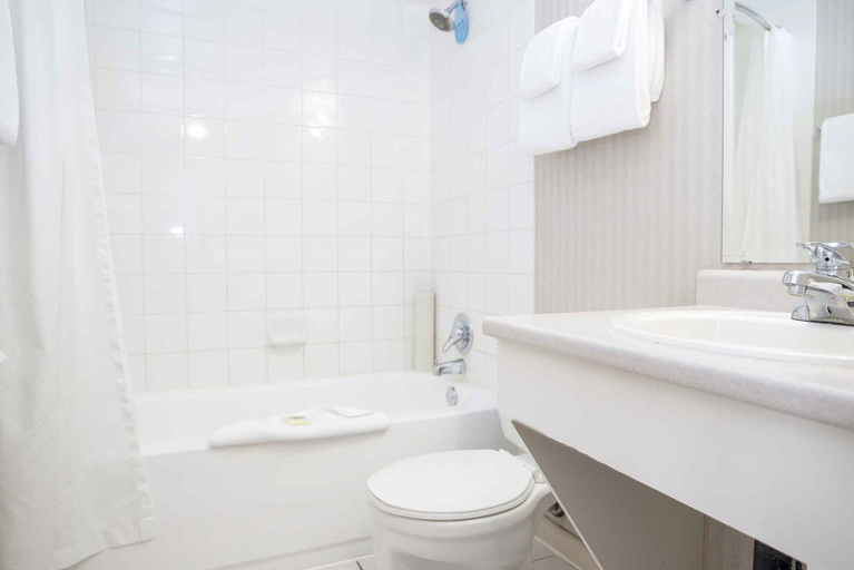 Bathroom 4, Sandman Inn Smithers, Bulkley-Nechako