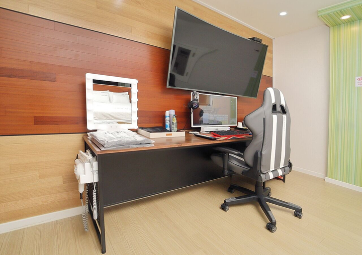 Others 4, Hotel Via, Hwaseong