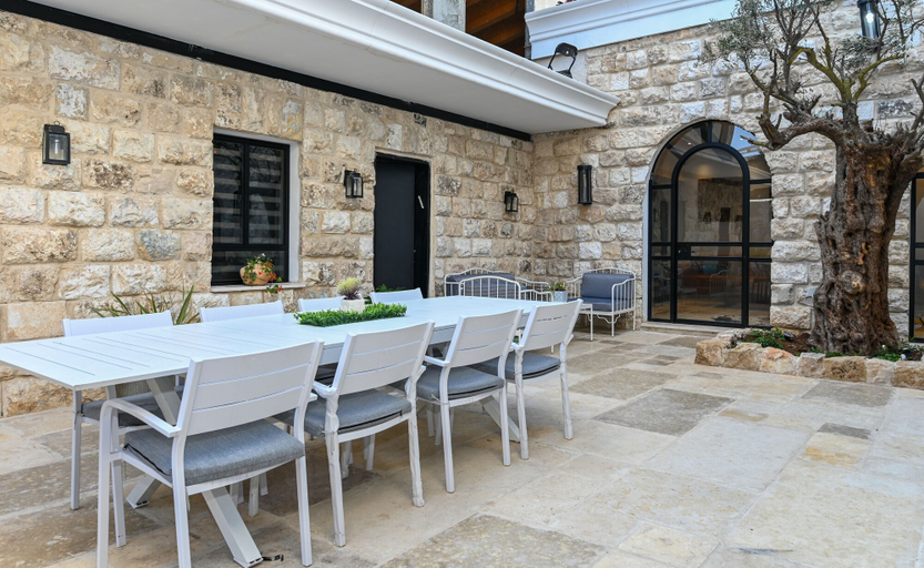 Others 4, Villa Confita