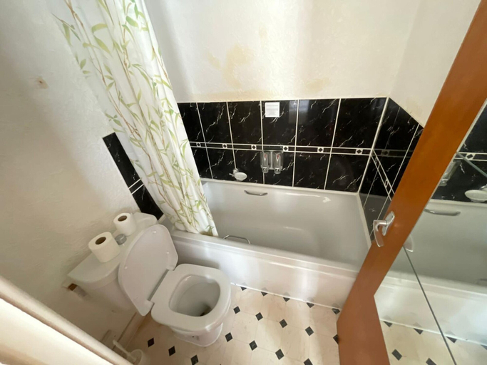 Bathroom 3, Fjaerland Hotel, Norfolk