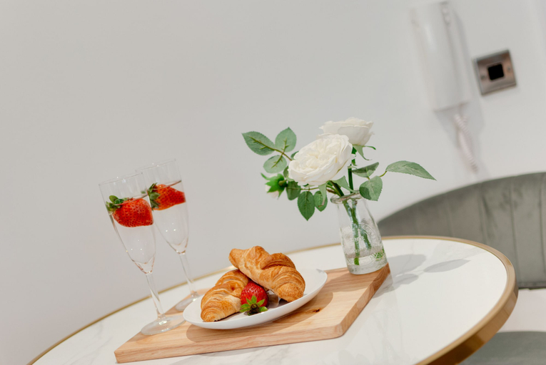 Food & Drinks, 80 by Elite, Sefton