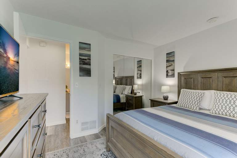 The Shores Beach Front Condo Unit 5593, Grand Traverse