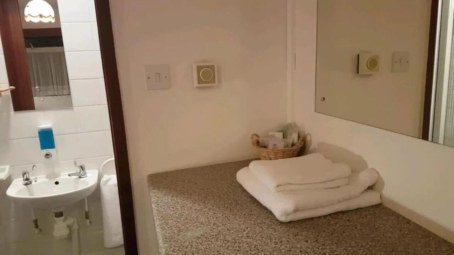 Bathroom 3, Chelford Guesthouse, Cheshire East