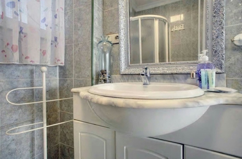 Bathroom, White Heron Apartment, Málaga