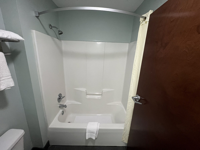 Bathroom 3, Executive Inn, Mitchell