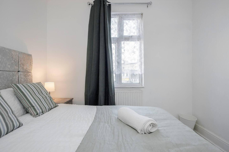 Room 3, Stunning Top 2 Bed Flat Tilbury Central Location, Thurrock