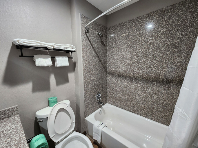 Bathroom 5, SureStay by Best Western Channelview Houston East, Houston